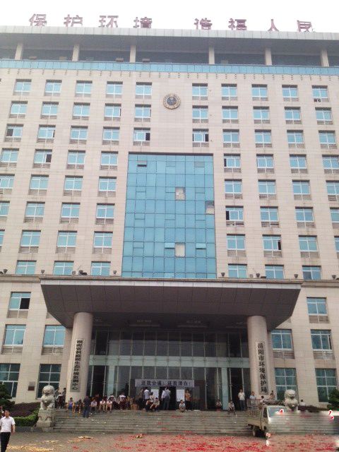 濮阳市环保局安装防静电地板，郑州防静电地板安装91视频APP官网入口，【郑州91视频下载地址防静电地板有限公司】销售热线:13526480830.厂家直销陶瓷防静电地板,全钢防静电地板,硫酸钙防静电地板.PVC防静电地板供应商,主要用于计算机机房,通讯机房,洁净厂房及现代化智能化楼宇等场所,欢迎咨询。