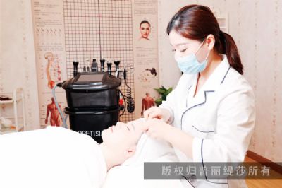 當今情況下學紋繡掙錢還是做美容掙錢呢？