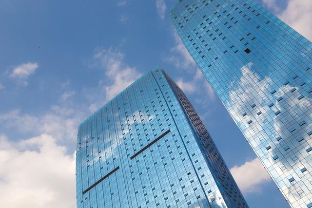 5月28日上午，越秀集团与广州交投集团正式签订战略合作协议，双方将在现代交通基础设施、房地产开发、现代农业和金融服务等领域展开全面战略合作。  广州交投集团杨宇正董事长表示，广州交投集团的核心产业为高速公路、城市快速路等现代交通基础设施，未来希望拓展房地产板块，实现大型交通工程沿线土地资源价值最大化。他透露，该公司已与越秀地产城市更新集团紧密联系，希望未来双方发挥各自优势，尽快启动各项工作，共同推动项目成功落地，为双方后续合作打造示范案例。  在广州交投集团之前，广州地铁集团已经与越秀集团结成合作同盟，目前双方已有多个轨交合作项目落地。