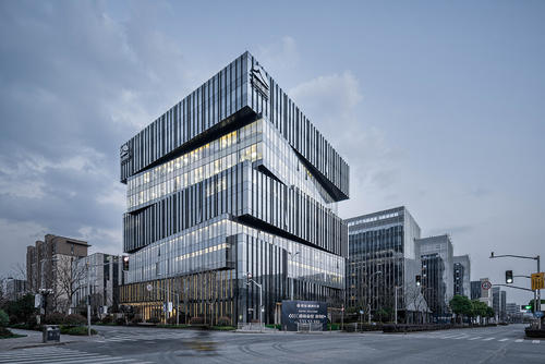 6月3日早间，旭辉控股（集团）有限公司发布公告披露5月销售简报。  公告中披露，2020年前5月，旭辉累计合同销售金额约人民币556亿元，同比增长26%，合同销售面积约334.03万平米。合同销售均价约人民币16600元╱平米。  2020年5月单月，旭辉合同销售金额约人民币202.0亿元，合同销售面积约113.54万平米。合同销售均价约人民币17800元╱平米。  据了解，于五月，旭辉在苏州、无锡、北京、成都、合肥等地均有拿地，并发行2020年公司债券（第一期），规模31.2亿元，票面利率最低3.8%。  另外，公司还向林氏家族购买永升生活服务集团有限公司已发行股本的5%，并于7月1日起被授予林氏家族所持有的剩余23.64%股份的投票权，交易完成后，旭辉将成为永升最大股东并获得控制权，将永升业绩并表。