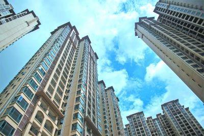 　　这无疑是一块价值连城的土地。北京三环沿线的土地几乎开发殆尽，只有南边一线，尚有为数不多的大规模地块没有出让开发。本次出让的北京市丰台区南苑乡分钟寺村L-41地块，就位于北京东三环地铁十号线分钟寺站旁边。地段得天独厚，加上是住宅用地，在北京四环以内限制住宅开发的背景下，这样的好地块极具地王相。