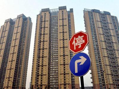 据不完全统计，今年前5个月已有20余地出台租房新规，涉及房源、租金、安全、监管乃至户籍等诸多方面，快来看看有你将去的城市吗？    　　9地保障租赁住房供应  　　日前，58安居客房产研究院发布重点城市租房趋势报告显示：4月份，北京、广州、深圳新增房源量依次环比上涨31.4%、28.9%和45.4%；新一线城市代表如成都、杭州、天津等新增房源量涨幅更高，分别为61.7%、70.3%和56.6%。  　　58安居客房产研究院分院院长张波认为，二线城市出现部分区域房源供给量明显增长等和城市的市场环境有着直接关系。事实上，据中新经纬客户端不完全统计，今年以来，已有9地明确租赁住房建设计划或增加供应措施。    　　其中，济南明确，通过3年试点工作，每年新增租赁住房120万平方米；杭州住保房管局确定2020年筹建完成蓝领公寓1.5万套(间)的目标任务；绍兴计划自2020年起到2024年，建设2.2万套人才租赁住房。  　　此外，长沙、武汉两地政府表态允许将符合条件的非住宅存量房屋改造为租赁住房，深圳住建局就“商改租”有关事项公开征求意见；广州、郑州两地鼓励利用集体、国有或自有土地建设租赁住房，前者给予补贴，后者将相关项目列入地方租赁住房建设计划；合肥还明确，将个人出租自有住房每平方米奖励从12元提高6元至18元。  　　易居研究院智库中心研究总监严跃进指出，2015年、2016年的时候中央和住建部就提出要大力发展租赁市场，到现在差不多已经五年的时间。在这个时间节点上，各地效果如何需要评估，今年也要加快完成发展。  　　严跃进表示，从实际过程看，有些地方积极增加土地供应，有些地方从存量物业的改造、更新等方面予以支持；有些地方明确政策性租赁住房和市场化租赁租房方面可以进行创新。各地手段不同，但都有力地促进了当地的租赁市场。  　　严跃进认为，现在的问题是上面提到的手段都是供应端的，是多主体供应、多渠道保障的导向。接下来的工作是强化租售同权，让更多人去租房子，这就是需求端的内容。供应端和需求端做好，后续的租赁市场才能更好的健康发展。  　　6地新规缓解租房压力  　　58安居客房产研究院发布的《2020一季度租房趋势报告》显示，租金作为租客的重要生活开支，在总收入中占有不小的比重。48.7%受访者表示租房消费占比较高，排在各种生活消费之首。在该报告的受访对象中，有20%的受访者月租金占月收入比重超过30%。  　　针对过高的租金开支，6地从两方面着手出台新规帮租客“排忧解难”。  　　公积金提取方面，4月起，沈阳提高租赁住房提取限额。其中，房屋坐落地址在沈阳市区的，限额由1200元/月提高至1400元/月；4月起，济南提高职工个人租赁商品房提取定额，从9600元提高到12000元；5月7日，东莞宣布将租住本市住房提取比例上限提高至70%、额度上限提高至1800元/月。  　　济南住房公积金中心工作人员表示，提高商品房租赁提取额度，有助于发展济南市租赁住房市场，缴纳公积金的双职工家庭平均每月可提取2000元，在相当程度上改善家庭居住条件。  　　在租房补贴方面，南京明确，符合申领条件的博士、硕士、学士按每人每月2000元、800元、600元享受最长36个月的住房租赁补贴；广州番禺区表示，对符合相关条件的高层次人才提供最高50万元(税前)的购房补贴或给予所租房屋的50%租金补贴；青岛指出，推进城镇住房保障家庭租赁补贴工作，将2人户、3人户保障面积标准在原基础上各上调15平方米。  　　青岛住建局认为，推进住房租赁补贴保障工作，是健全 “多主体供给、多渠道保障、租购并举”住房制度的具体举措。各级有关部门要以保障城镇住房困难家庭的基本住房需求为立足点，以解决新市民的住房困难为出发点，进一步拓宽保障范围，加大保障力度。  　　7地新规关注租房安全  　　除了房源和租金，租房安全也是不少地方政府关注的重点。  　　以珠海、济南为代表的地方政府较为关注房屋本身的质量安全，两地先后出台出租屋管理办法征求意见稿。其中，珠海拟规定出租住房不得分隔搭建后出租，厨房、阳台、卫生间等不得出租供人员居住；济南拟规定不得改变原有房屋的空间布局结构，不得按床位出租等。  　　另一些地方政府则更为关注租赁机构安全，如湖南、河北为规范省住房租赁市场行为，引导住房租赁双方使用规范化的租赁合同，促进住房租赁市场持续健康发展，启用全省统一《住房租赁合同》示范文本；  　　再如南京为保护租赁当事人的合法权益，规范住房租赁经营行为，要求市内所有的住房租赁机构建立租金托管制度，且需在商业银行设立唯一的租金专用账户，专户信息应在南京网上房地产网站公布。  　　无独有偶，4月初西安也就《住房租赁资金监督管理实施意见》公开征求意见，该市拟规定“托管式”租赁企业在开展业务前需与商业银行签订《住房租赁资金监管协议书》，并在监管银行开立存量住房租赁交易资金监管专用账户。  　　不过，最为严苛的当属合肥，该市拟对住房租赁企业进行信用考评，分别为五星、四星、三星、二星、一星、无星。其中，一星级企业为信用警告对象，无星级企业为失信惩戒对象，列入失信黑名单，实施联合惩戒。  　　对此，合肥市住房租赁协会秘书长伍艳表示，主管部门推出信用评级考核办法，主要是对合规经营的企业提供鼓励和促进，对违规经营的企业进行打击和披露，同时为合肥新市民在选择合规靠谱的住房租赁企业方面，提供明确和明示化的标准和规范。  　　还值得一提的是，4月22日，广东省住房和城乡建设厅与人民银行广州分行签订《合作备忘录》，首次将公租房违规行为，包括违规享受公租房、违规申请租赁补贴等纳入人民银行征信系统。  　　此外，6月1日起，济南全面取消落户城镇条件限制，提供人才、院校学生、居住、就业、投靠等六种落户途径。严跃进分析称，“居住途径落户”提到了租房落户，这有望成为今年济南租赁市场发展的一个突破口，租赁市场需求将会增加。  　　来源：中新经纬