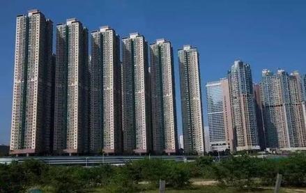 因虚假宣传构成不正当竞争行为，山东济南一房企被罚44万元。  　　4月30日，绿地北展济南置业有限公司在对某单位团购促销中发放载有“济南市政府将搬迁至先行区”不实信息的宣传材料。山东省市场监督管理局认定上述行为违反《中华人民共和国反不正当竞争法》第八条规定，构成虚假宣传的不正当竞争行为。近日，该公司被处以44万元的行政罚款。    　　最近一两年，“济南市政府将搬迁至先行区”的信息，一直都是网络传闻，从来没有任何正式“官宣”。在这种情况下，这家房企将其作为楼盘的宣传资料，显然是不合适的，也确实构成了虚假宣传。  　　很多人或许会疑惑，这种找不到确切官方消息源的信息，不能作为宣传依据，难道不是常识吗？相关房企会不知道？房企对这种“虚假宣传”乐此不疲，只是把传闻当成可以利用的工具。    　　将没有事实支撑的模棱两可的信息，释放给购房者和社会，是开发商惯用的宣传套路。外部因素方面，开发商的宣传点主要聚焦这几个方面：第一，政府搬迁甚至是区划变动；第二，高新产业、知名大型商业综合体、优质教育资源入驻板块；第三，高铁、地铁、高架路等交通方面的规划；第四，楼盘周边重大不利因素的消失，比如化工厂、垃圾场搬迁等；第五，将还没定的学区，视为“囊中之物”。  　　当然，楼盘内部情况的虚假宣传，也不在少数。比如，交付实体房和样板房不符；小区交付后内部配套，与前期的宣传或者沙盘展现不符；精装修的材料使用，和前期宣传不符；宣传时称业主可以自由去顶楼，但交房后却发现不行等。  　　正因为这些方面事关相关楼盘的现实价值，比如能不能卖完，甚至能不能热销等，相关房企才会绞尽脑汁蹭外部因素的热度，或者想方设法“修饰”楼盘内部情况。在房企眼里，事情真假不重要，只要有购房者买账就行。  　　除了房企本身的主观原因，相关虚假宣传的出现，也离不开相关楼盘在管理和规范层面的工作不到位。现实中，很多楼盘的宣传口径都不统一，比如在某些宣传信息上，开发商和销售团队的说法不一；不同的销售人员，对同一事情说法可能也不一样；有的楼盘还会引入二手房中介团队，使得楼盘在宣传上更加混乱。  　　房企或者具体楼盘套路不断的虚假宣传，再加上自媒体的炒作，确实很容易以假乱真。由于现在多为期房，对于营销宣传无法及时验证。在这种背景下，购房者容易被套路也就不难理解。  　　所以，监管层面必须加大处罚力度，而不仅是“隔墙扔砖式”惩戒，真正提高违法成本，缩小虚假宣传的空间。  　　同时，不能总是“事后诸葛亮”。在楼盘前期的营销宣传中，相关部门也应该及时介入，并引导购房者强化防范意识、证据意识。当然，整个房地产行业，也需要基本的行业规范，要有“行业自律”。  　　来源：中国青年报