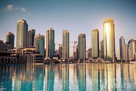 近日，广州、杭州、济南、郑州、福州、苏州等6个政策性租赁住房试点城市与中国建设银行签订《发展政策性租赁住房战略合作协议》。建设银行将提供1900亿元的贷款，支持6个城市在未来三年内提供约80万套（间）政策性租赁住房，解决上百万名新市民的安居问题。    　　金融支持将如何影响政策性租赁住房的发展，试点地区将如何规划建设，记者采访了相关部门和试点地区。  　　小户型低租金 瞄准2亿新市民住房需求  　　政策性租赁住房是我国住房保障体系的重要组成部分。2019年以来，住房和城乡建设部对全国71个大中城市开展深入调研，提出以解决新市民住房问题为出发点，加快建立以公租房、政策性租赁住房和共有产权住房为主体的住房保障体系。    　　住房和城乡建设部相关负责人表示，从调研情况来看，各地都存在非户籍常住人口和新落户的大学毕业生等新市民住房总体比较困难的情况。一方面这部分群体自购房比例低、以租房为主；另一方面，目前市场供应的租赁住房普遍户型大、租金高，缺少小户型、低租金住房供给。大量新市民只能租住在城中村或进行合租群租。  　　根据国家统计局的数据和住建部的测算，我国目前约有2亿新市民，主要集中在部分大中城市，特别是珠三角、长三角、京津冀、成渝等城市群，他们在促进经济增长、保障城市运行、扩大社会消费、推动创业创新等方面作用巨大，是我国经济社会发展的中坚力量。  　　瞄准新市民群体的住房需求，政策性租赁住房应运而生。“小户型、低租金，可改善新市民居住条件。”住建部相关负责人介绍，政策性租赁住房主要利用存量闲置土地和闲置房屋建设，支持将不适宜继续在中心城区发展的产业项目外迁，利用腾空土地或房屋建设，确保建在交通便利、公共设施齐全的中心城区等区域内，实现职住平衡。  　　该负责人表示，发展一定数量的政策性租赁住房，在满足新市民居住需求的同时，还能补齐租赁市场短板，稳定市场租金，倒逼城中村改造， 推动培育和发展租赁市场。  　　谁投资谁所有 政策支持社会力量投入  　　政策性租赁住房由谁来出资建设？“与公租房不同，公租房是政府主导的，由政府投资建设分配管理，而政策性租赁住房是由政府给予政策支持、企业和其他机构投资建设的。”住房和城乡建设部相关负责人明确。  　　靠政府大规模投资建设公租房解决量大面广新市民的住房问题，各级财政压力较大。政策性租赁住房的建设发展要依靠市场主体，谁投资、谁所有，是一种市场行为和市场产品。“加快建设政策性租赁住房，有助于促进住房保障对象从以户籍家庭为主转向覆盖城镇常住人口，住房保障方式从以政府投入为主转向政府政策支持、吸引社会力量投入为主。”住房和城乡建设部相关负责人表示。  　　但是，投入大、收益低、资金平衡难的问题影响市场主体建设租赁住房的积极性，也制约着住房租赁市场的发展。调动市场主体积极性，需要政府加大政策支持，其中加大金融支持就是政策之一。  　　此次中国建设银行为6个试点城市政策性租赁住房建设运营提供金融支持，成为引导更多市场主体参与，形成可复制、可推广市场机制的有益摸索。  　　“91视频下载地址积极与试点城市政府沟通房源筹集方案，并针对不同的房源类型主动提供差别化的金融支持方案。”建设银行副行长纪志宏介绍，银行将发挥资金、科技、渠道、集团母子公司联动等方面的优势，向试点城市提供金融产品支持、房源筹集运营等综合服务。  　　13个城市试点 建设蓝图和时间表明确  　　“未来3年，计划发展15万套（间）政策性租赁住房”“有望解决20余万新市民的住房问题”“通过利用存量土地、集体土地、非住宅房屋改建等方式筹集政策性租赁住房10万套（间）”……  　　2019年底，住房和城乡建设部在沈阳、南京、苏州、杭州、合肥、福州、济南、青岛、郑州、长沙、广州、深圳、重庆等13个城市开展完善住房保障体系试点工作，这些试点城市因地制宜，纷纷制定了未来3年建设政策性租赁住房的蓝图和时间表。  　　杭州整合蓝领公寓和人才专项租赁住房建设等，将符合条件的房源全部转化为政策性租赁住房，明确了未来3年计划发展的15万套（间）中，蓝领公寓4万套（间）、人才专项租赁住房8万套（间）、租赁企业筹集的租赁住房和企业自建职工租赁房转化3万套（间）。济南结合城中村改造工作，利用城中村村民生活保障房项目进行建设。郑州结合自身拆迁安置房等存量住房较多的特点，明确了以盘活存量为主的政策性租赁住房筹措方式，将政策性租赁住房项目的规划布局与32个功能核心区的建设规划相融合，集中选取一批面积合适、交通便利、配套成熟的存量住房。  　　住建部明确，考虑到租赁住房投入大、收益低、资金平衡难，地方可以规定在一定年限（10—15年）内用作政策性租赁住房，期满后可转为市场租赁住房。  　　来源：人民日报