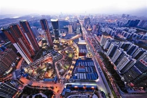 随着疫情防控基本平稳，房地产行业复工复产扎实推进，企业为了进一步弥补前期疫情对销售的负面影响，加大了推盘力度，力求资金尽快回笼。在市场预期稳步恢复的背景下，楼市成交也逐渐复苏。    　　中国指数研究院称，5月，地方政府在“房住不炒”的楼市调控总基调指导下，因城施策更加灵活，但是房地产市场恢复速度略显不同。其中，一线及核心二线城市市场需求整体恢复较快；部分三四线城市受人口、产业等多重因素影响，市场需求恢复相对缓慢。  　　中国指数研究院数据显示，截至6月7日，受监测的12个一二线主要城市库存总量环比微幅上升0.04%。截至6月首周，受监测城市中北京升幅较高，为4.44%；福州紧随其后，升幅为4.08%；温州升幅较小，为0.24%。监测城市中，东营库存环比降幅较高，为6.06%。    　　事实上，从5月开始，城市住宅新增供应量同环比均小幅上升。另外，受房企积极推盘叠加疫情期间积压的购房需求持续释放影响，多数城市市场交易逐步恢复，成交量同步上升。从销供比来看，一线城市去化能力更为乐观。截至5月底，重点城市中，南京、杭州属于库存吃紧较为严重的城市，当前去化周期分别为5.77个月、5.11个月。  　　克而瑞地产研究中心近日公布的报告指出，在成交明显复苏带动下，5月多数城市供求关系维持平衡。受监测的28个重点城市消化周期环比皆大幅收窄，八成以上城市降至18个月警戒线以下，杭州、济南等消化周期不足6个月。  　　从库存状况来看，28个城市当中六成以上城市供求比小于1；同时，六成以上城市库存面积环比有所回落。但同比来看，七成以上城市库存仍处上升通道，青岛、郑州、杭州等同比增幅超40%。  　　克而瑞方面认为，随着半年度业绩冲刺季的到来，房企必将加快供货节奏，供应有望放量增长，甚至创年内新高，预计6月市场仍将保持较高热度。  　　来源：经济参考报