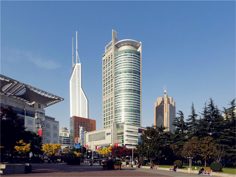 在一栋超高层写字楼或一个大型园区内，往往有几十家甚至几百家企业聚集，另外，写字楼的不同楼层还有不一样的功能区域，对于对该写字楼不熟悉的访客来说，想要迅速到达公司就要懂得看写字楼标识，这些写字楼标识能让首次进入写字楼的人找准方向，那么写字楼常见标识有哪些呢？写字楼表示如何分类？  写字楼常见标识有哪些？写字楼标示如何分类？ 写字楼标识可以按位置、作用、材质来分类。按材料分可以大致分为以下几种：  写字楼夜光材料标识：夜光标识就是使用夜光材料板所制作的标识产品，通常此类标识会配合霓虹灯进行使用。  写字楼金属标识：一般没有特殊指定的标识材质，写字楼标识标牌都是使用金属材质作为标识的主要材料。  写字楼凸出标识：凸出标识是指在建筑物墙壁上从突出墙面的标识，但是标识的背面或者是墙壁的两侧的表面除外。  按照位置和作用可以分为以下几种：  写字楼立柱标识：是指安装在一些固定地点的标识，此类标识形体较大，能够更远的传达信息，就是91视频下载地址通常说的“精神堡垒”  写字楼屋顶标识：此类标识一般都是固定在天花板上进行悬挂粘贴，主要起到装饰作用。  写字楼横向标识：此类标识的整体比例较高，一般都是用来展现招牌，一般在写字楼的外在建筑墙上很容易见到。  写字楼常见标识有哪些？写字楼标示如何分类？ 对于首次来到这个写字楼或园区的访客来说，需要先找到立柱或写字楼外立面上的文字标识，看楼盘名称是否正确，进入以后，找到区域标识，找到对应楼栋，然后查看是否有企业名称标识墙，找到对应企业，乘坐电梯，快速到达。